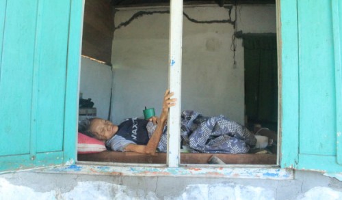 Hidup Sebatang Kara, Nenek 80 Tahun di Gresik Jarang Tersentuh Bantuan