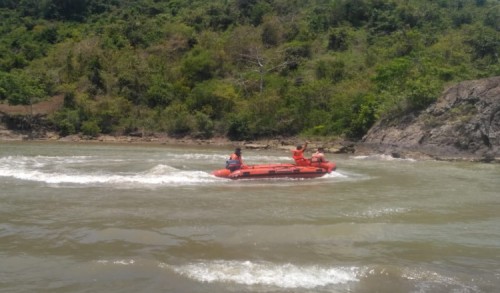 Cari Dua Remaja Tenggelam di Pantai Badug Banyuwangi, Tim SAR Gunakan Lempar Jaring