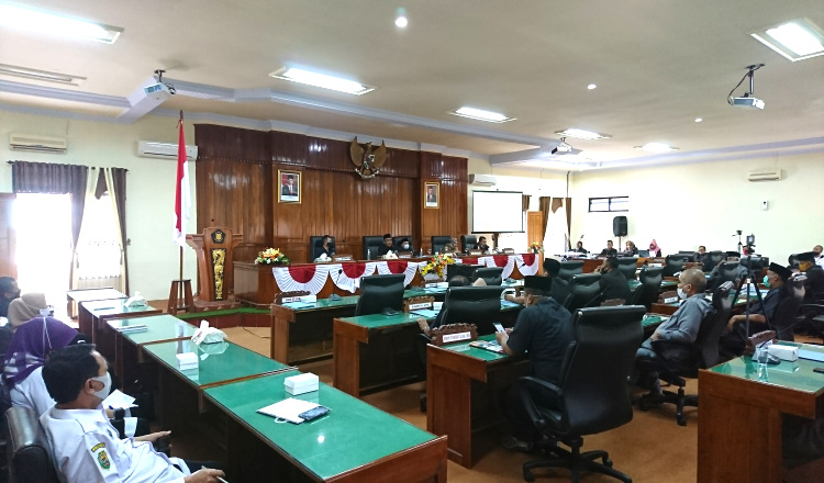 Dikemas Dalam Satu Rapat Paripurna, DPRD Trenggalek Sahkan Dua Agenda