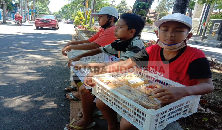 Bantu Orang Tua, Tiga Bocah di Banyuwangi Ini Rela Jualan Makanan