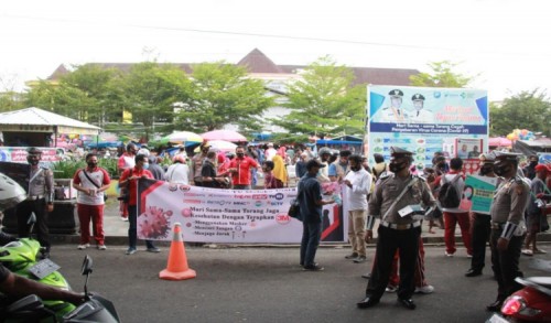 Bersama Polda dan BPBD, Jurnalis TV di Malut Bagikan Masker kepada Warga 