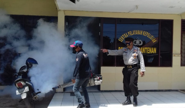 Antisipasi Demam Berdarah, Biddokkes Polda Jatim Lakukan Fogging di Pamekasan