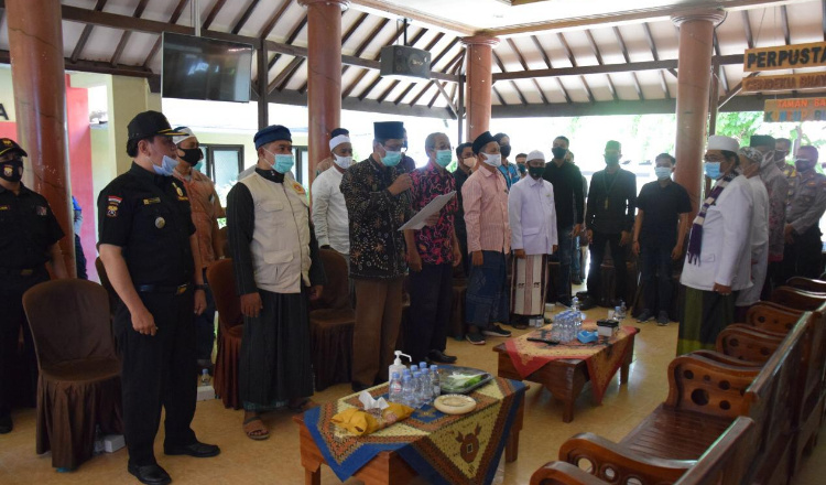 Bersama Tokoh Agama dan Elemen Masyarakat, Kapolres Pamekasan Deklarasikan Anti Anarkisme
