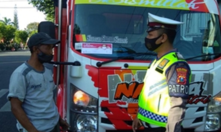 Tempel Stiker pada Kendaran, Cara Satlantas Polres Bondowoso Sosialisasi Gunakan Masker