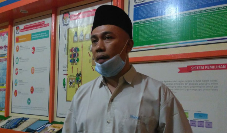 Dua Lembaga Pengawas Pemilu Siap Bekerja, KPU Trenggalek Beri Sertifikat Resmi
