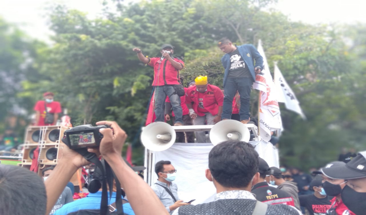 Massa Getol Jatim Tuntut Presiden Terbitkan Perppu Cabut Omnibus Law