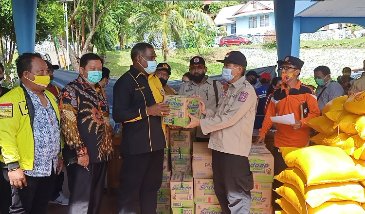 Peduli Korban Kebakaran, DPD Golkar Kota Jayapura Salurkan Sembako