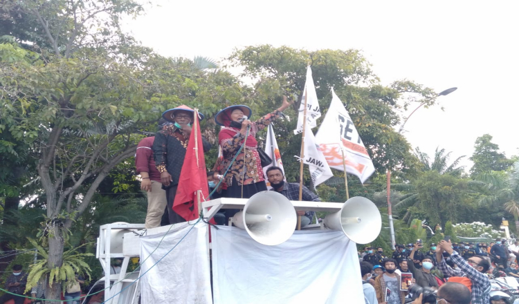 Petani Tambak Surabaya Ikut Resah Atas Omnibus Law
