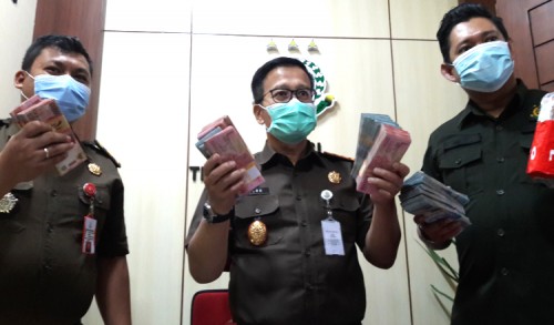 Kejari Gresik Eksekusi Terpidana Mukhtar, Uang Ratusan Juta Dikembalikan ke Kas Negara