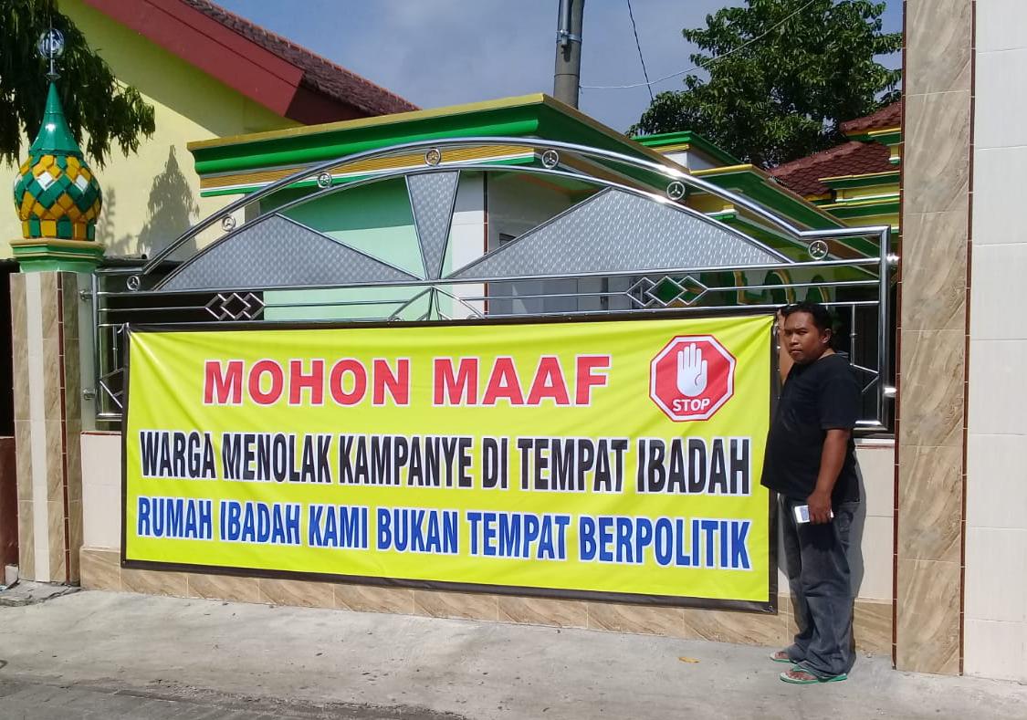 Warga Gresik Selatan Pasang Spanduk Larangan Kampanye di Tempat Ibadah