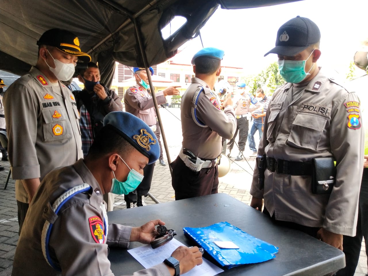 Kapolres Situbondo Periksa Keabsahan Senpi Dinas Personalnya