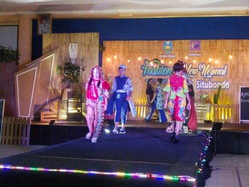 Disperdagin Gelar Batik Situbondo New Normal Fashion 