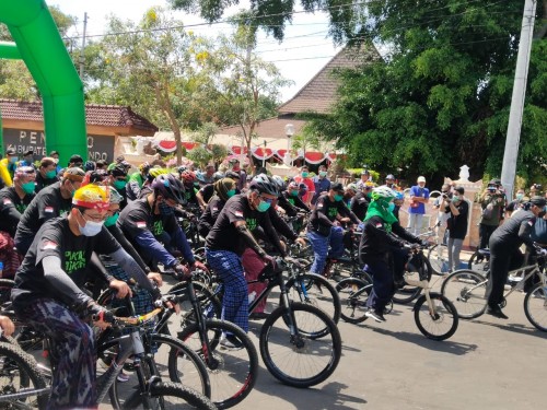 Sosialisasikan Pemakaian Masker, Gubernur Jatim Goes Bareng Forkopinda Situbondo