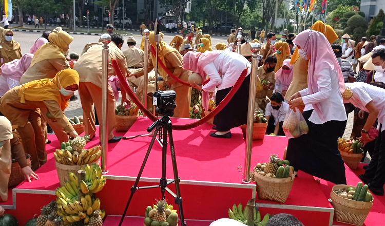 ASN Pemkab Gresik Berebut Buah dan Sayuran