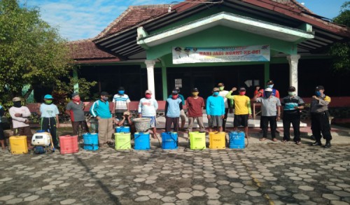 Covid Belum Punah, Pemdes Baderan Terus Lakukan Penyemprotan Disinfektan