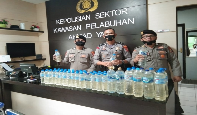 Polisi Amankan Puluhan Botol Miras Ilegal Cap Tikus Asal Manado