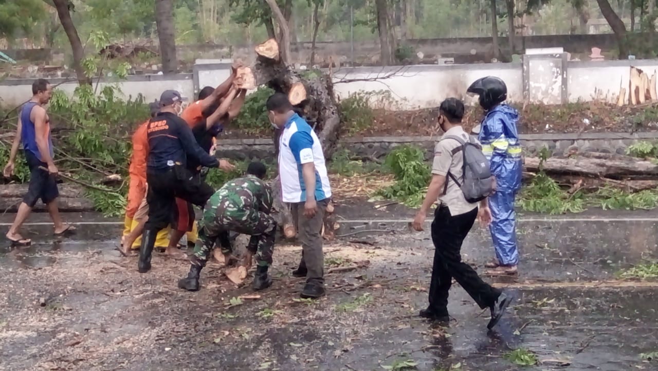 Anggota Koramil 05/Panarukan Ikut Kerja Bhakti Bersihkan Pohon Tumbang