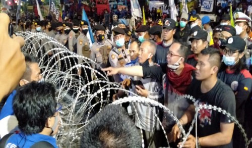 Sempat Kecewa Tak Ditemui Gubernur, Massa Aksi Bubar Secara Tertib
