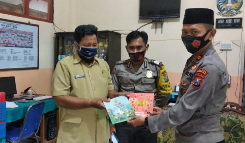 Kenalkan Sosok Polisi pada Siswa SD, Polres Pamekasan Distribusikan Buku Tentang Polri 