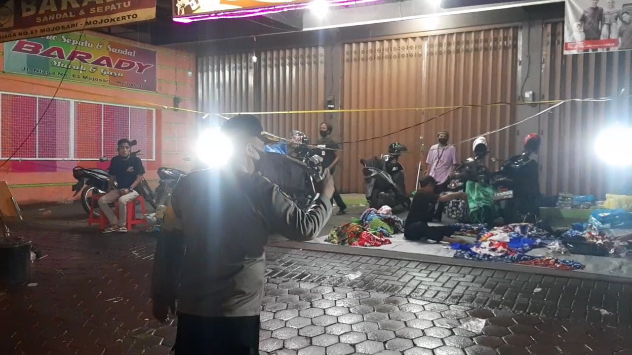 Abaikan Protokol Kesehatan, Pasar Malam di Mojosari Dibubarkan Paksa Polisi