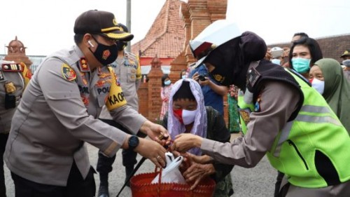 Mobil Kemanusiaan Jimpitan Beras Polres Mojokerto Berbagai Kebahagiaan Saat Libur Panjang