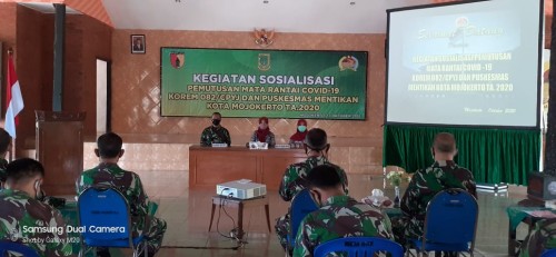 Prajurit dan PNS Korem 082/CPYJ menerima Sosialisasi Pemutusan Mata Rantai Penularan Covid-19