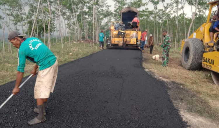 Sinergisitas Pemkab Bojonegoro dan Kodim 0813 Bangun Jalan Aspal di Wilayah Terpencil