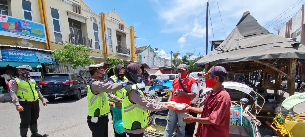 Satlantas Polres Situbondo Bagikan Nasi Kotak kepada Masyarakat