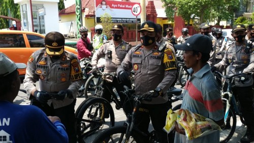 Tertib Prokes, Polresta Mojokerto Beri Hadiah Paket Sembako