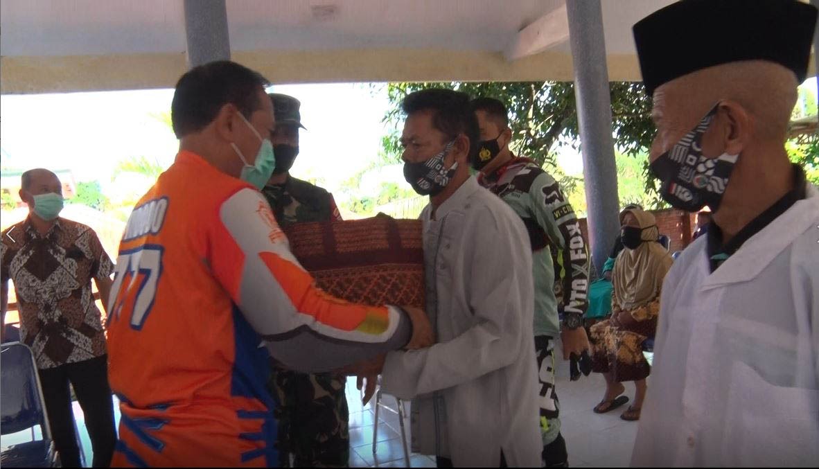 Danrem 082/CPYJ Dampingi Pangdam V/Brawijaya Bagikan Sembako Kepada Masyarakat Trawas