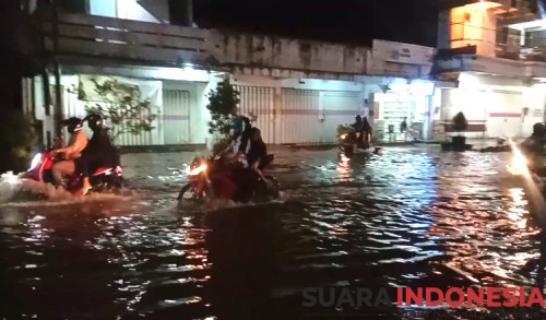Diguyur Hujan Selama 3 Jam, Sejumlah Ruas Jalan di Banyuwangi Terendam Banjir