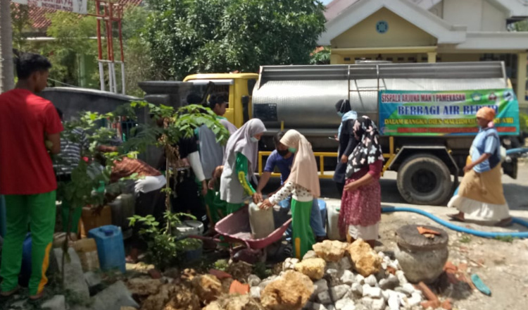 Mata Air Masih Kering, Sispala Arjuna bersama FRPB Pamekasan Kirim Air Bersih ke Daerah Rawan