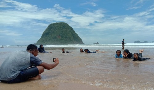 Manfaatkan Libur Panjang, Wisatawan Padati Pulau Merah Banyuwangi