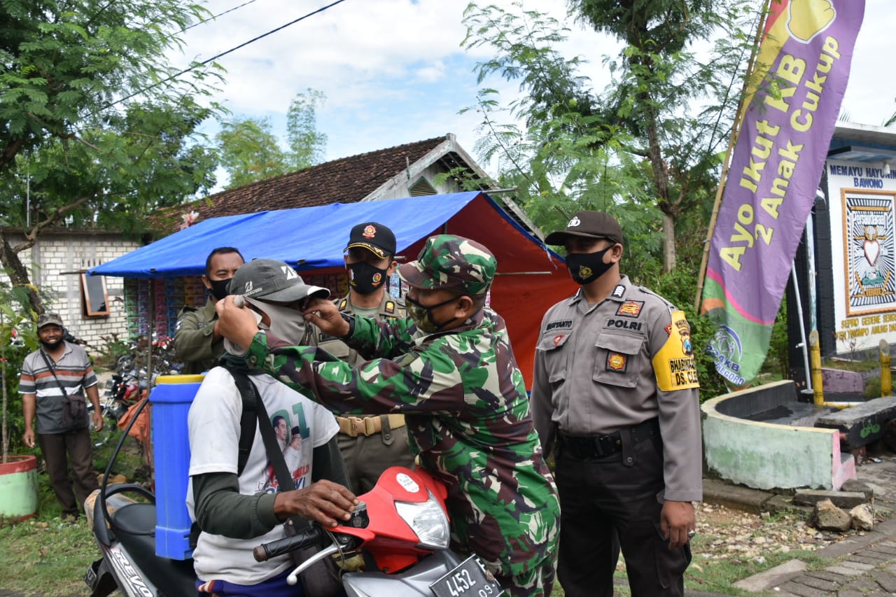 Cegah Sebaran Covid-19, Danrem 082/CPYJ Bagikan Masker Kepada Pengguna Jalan 