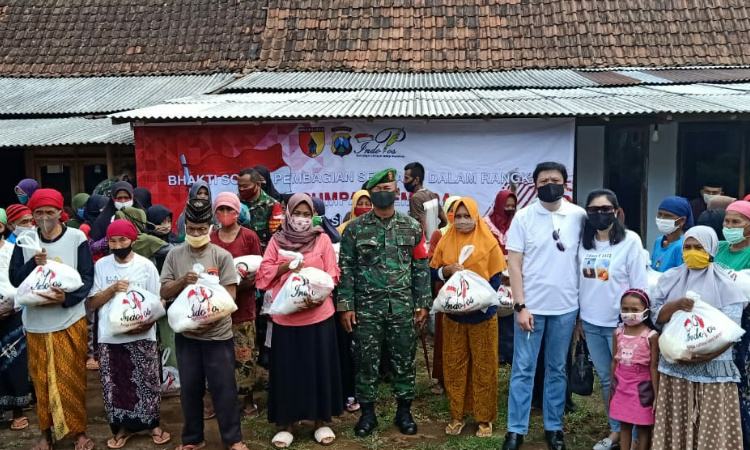 Gandeng Pemuda, Dandim Bondowoso Bagikan 500 Sembako pada Terdampak  Covid-19