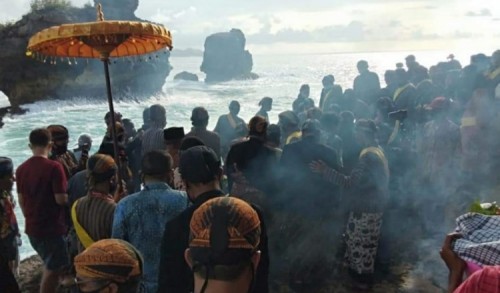 Tradisi Labuhan Pantai Ngliyep, Ritual yang Menjadi Magnet Pariwisata Masa Pandemi