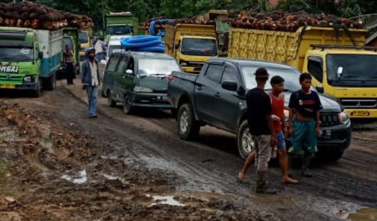 Jalan Rusak Parah, Dinas PUPR Riau Dinilai Tutup Mata