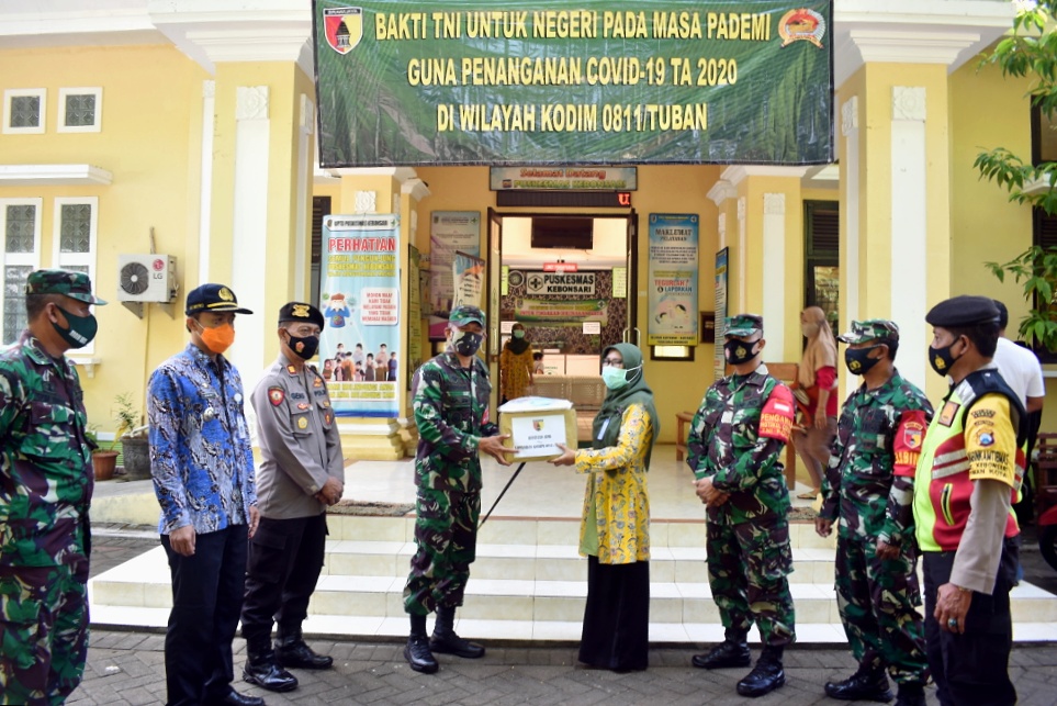 Peduli Tenaga Medis, Kodim 0811 Tuban Berikan Bantuan APD Di Puskesmas Tuban