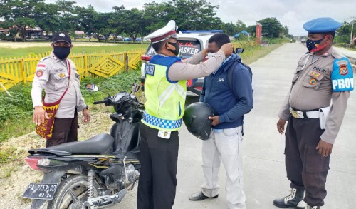 Gelar Razia OPS Zebra, Polres Keerom Juga Bagikan Masker