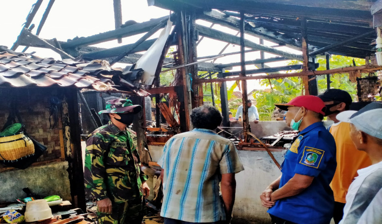 TNI Bantu Warga Bersihkan Puing Sisa Kebakaran di Mojopanggung Banyuwangi
