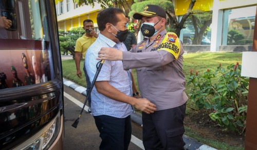 Dengan Bangga dan Haru, Kapolda Jatim Lepas Pangdam V Brawijaya