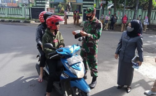 Kasdim 0609 Cimahi Turun Tangan Bagikan Masker Ke Pengguna Jalan