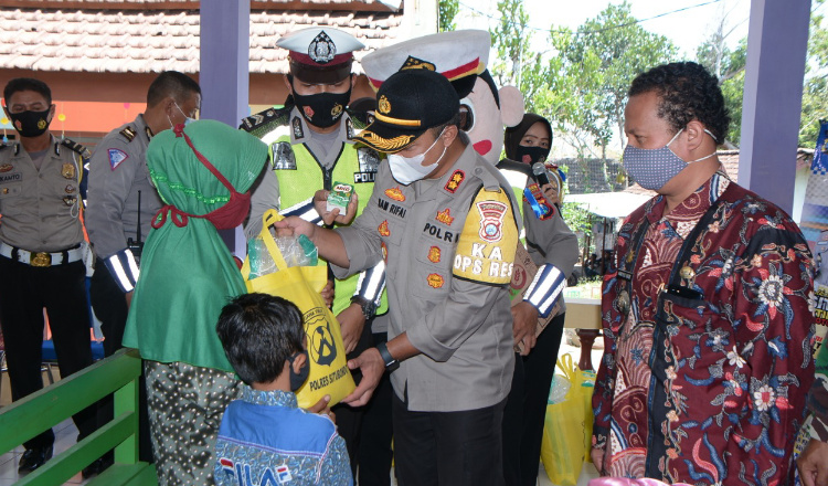 Bakti Sosial Kapolres Situbondo Membagikan Bantuan Kepada Anak Yatim Piatu  