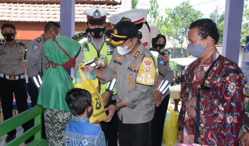 Bakti Sosial Kapolres Situbondo Membagikan Bantuan Kepada Anak Yatim Piatu  