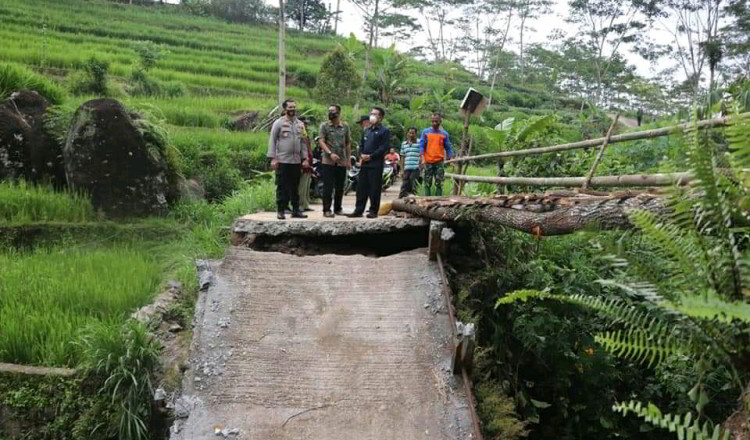 Diguyur Hujan Lebat, Jembatan Penghubung Dusun di Trenggalek Putus