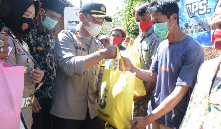 Kapolres Situbondo Bantu Warga Terdampak Bencana Tanah Longsor