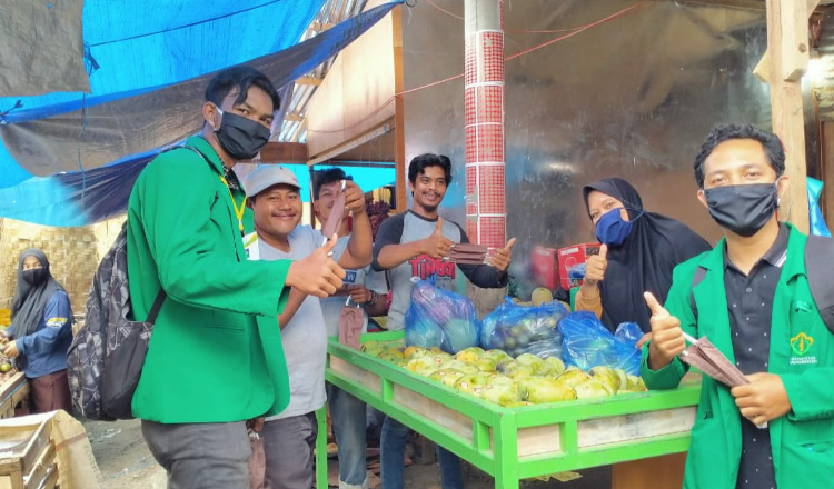 Mahasiswa KKN Unimal Bagi Masker di Pasar