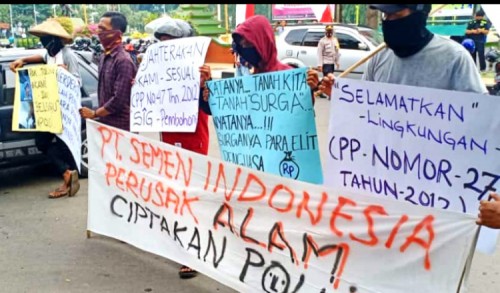 Keluhkan Aktifitas Tambang Semen Indonesia, Warga Ring Satu Demo Pemkab Tuban