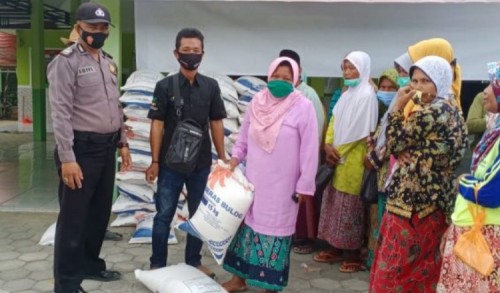 Polisi di Pamekasan Kawal Pendistribusian Bantuan Beras Kemensos 