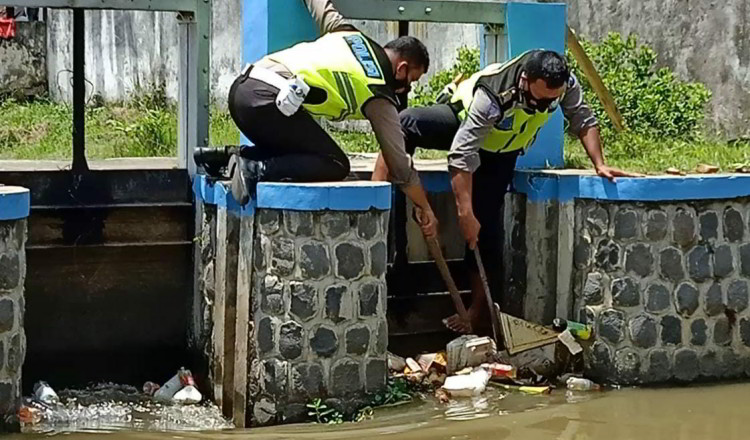 Dua Anggota Polisi Bersihkan Saluran Air di Trenggalek Viral
